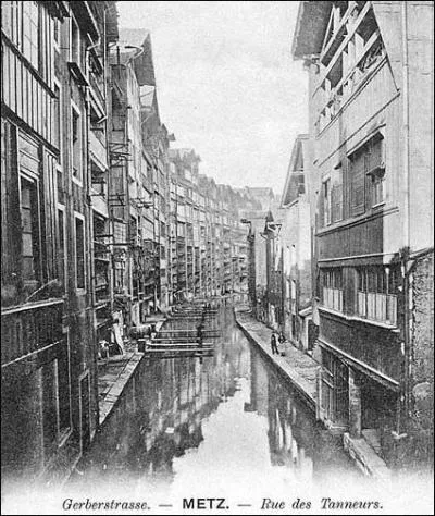 Quel cours d'eau passait dans cette rue et a t dtourn au dbut du XX s. ?