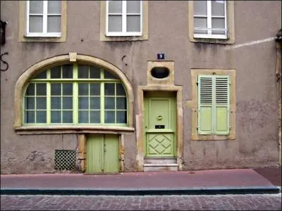 Cette faade avec une ouverture en arc de cercle :