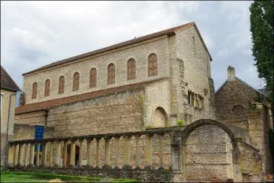 Comment s'appelle ce btiment qui existait dj au Moyen Age ?