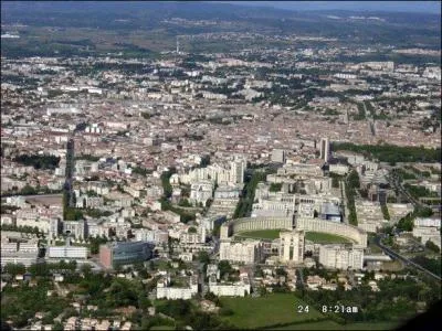 Avec un peu plus de 250 000 habitants, quel rang occupe Montpellier parmi les villes les plus peuples de France ?