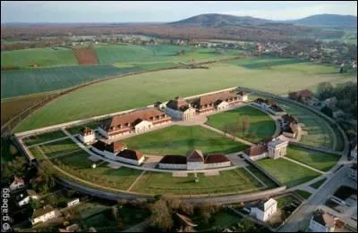 Quel architecte est l'auteur des salines d'Arc-et-Senans ?