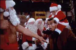 Quel jouet le gamin de Schwarzenegger veut-il absolument pour Nol, dans le film La Course au jouet, en 1996 ?