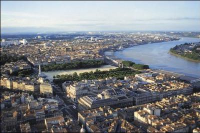 Avec prs de 250 000 habitants Bordeaux se place au neuvime rang des communes les plus peuples de France. De quelle ancienne province tait-elle la capitale ?