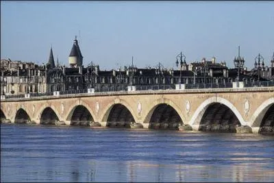 Bordeaux est la prfecture du dpartement de la Gironde, qui tient son nom de l'estuaire form par la confluence de la Garonne et de la Dordogne. Quel n porte le dpartement ?