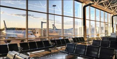 Situ  une dizaine de km du centre ville, l'aroport de Bordeaux est le 5me aroport rgional franais. Quel est son nom ?