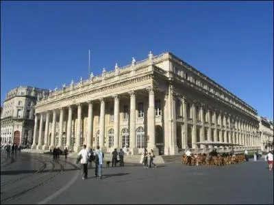 Quel type de transports en commun n'existe-t-il pas  Bordeaux ?