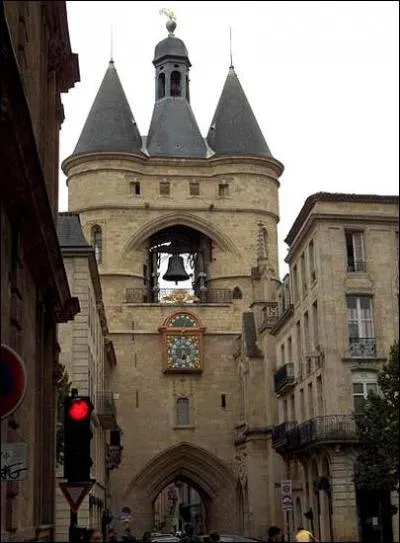 Quelle est la particularit de la rue Sainte-Catherine, longue de 1250m, qui relie la place de la Comdie  la place de la Victoire ?