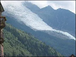 Cette grande cascade de glace qui descend du sommet du Mont-Blanc dans la valle de Chamonix, vit la catastrophe arienne du Malabar Princess ;