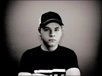 Comment s'appelle le batteur du groupe ?