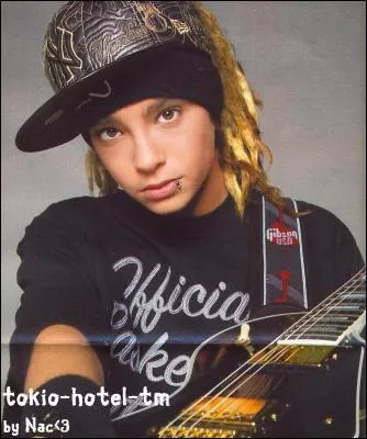 Comment est la chevelure de Tom ? Il porte ...