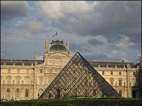 De quelles matières est faite la pyramide du Louvre ?