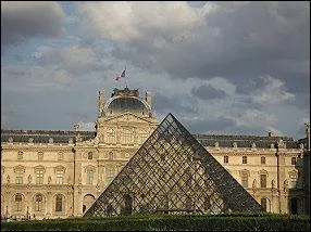 De quelles matires est faite la pyramide du Louvre ?