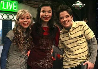 Comment s'appelle l'actrice qui est au centre de la photo ?