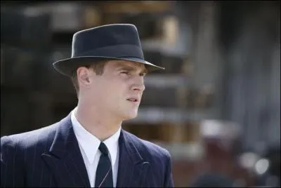 Un autre policier plutt collabo mais aussi proche de la femme du maire