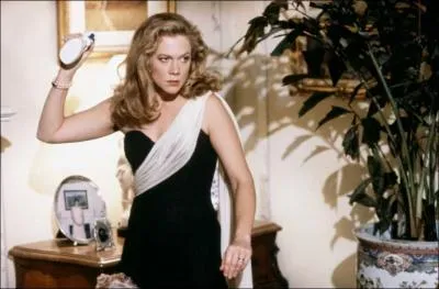 Avec Mickael Douglas aprs ses poursuites elle incarne l'pouse dans 'La guerre des Rose', il s'agit de ... .