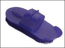 L'trille sert  laver les yeux et les naseaux du cheval.