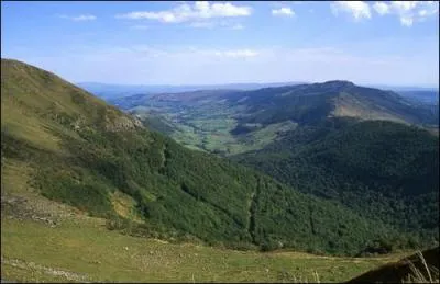 La ville est situe au nord du 45e parallle, et  l'ouest de quel massif montagneux ?