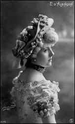 Elle fut la matresse du Duc Jacques d'Uzs puis de Lopold II de Belgique. Enfin elle pousa en 1895 le jockey anglais Percy Woodland :