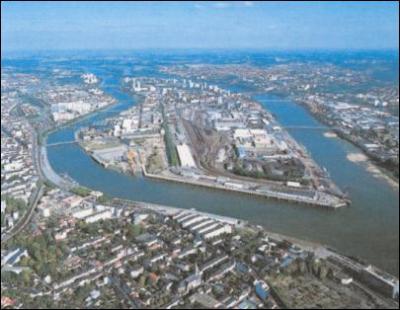 Situe prs de l'ocan Atlantique Nantes fut la capitale du Duch de Bretagne. De quelle rgion est-elle aujourd'hui la prfecture ?