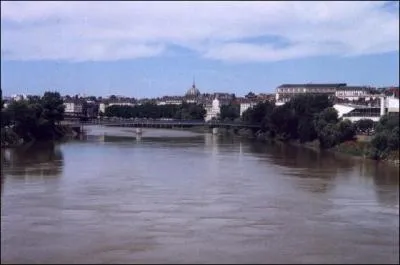 La ville s'tend sur les deux rives du cours d'eau qui la traverse et qui est :