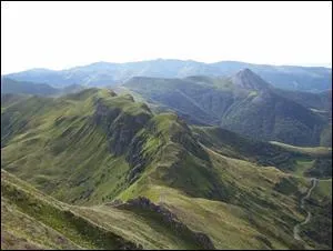 Au nord de Nantes, quel est ce massif montagneux dont l'altitude dpasse rarement les 400m ?