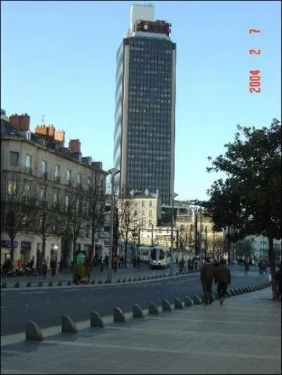 La ville moderne est domine par la Tour de Bretagne, haute de 144m, dont la particularit est d'tre :