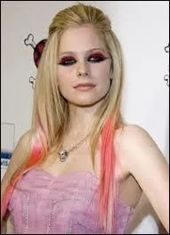 De quelle couleur sont ses cheveux ?