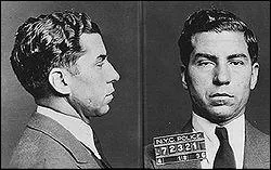 Il aurait collabor avec les services secrets des tats-Unis lors de la 2me Guerre mondiale, ce qui lui valut une libration anticipe en 1946 :