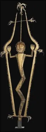 Haute de 380 cm, cette sculpture de bois, fibres vgtales, plumes et cailles appartient  la socit secrte :