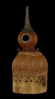 Utilise comme rcipient pour l'eau, cette gourde est compose de fruits, de cucurbitaces, de bambou et de mtal. Elle provient :