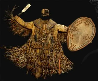 Avec ce costume le spcialiste rituel prend l'apparence de l'animal, comme le suggre la coiffe reprsentant des bois de cervids. De quel spcialiste rituel s'agit-il ?