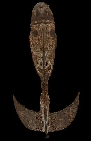 7. En bois, ce crochet sculpt d'un visage prsentant des motifs en volutes est utilis en temps de guerre. Il est caractristique de la faon de faire :