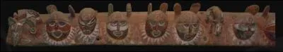 8. En bois, longue de 707 cm et date du 20me sicle, cette frise de fronton de maison des esprits (appel 'Korombo' dans la langue des Abelam) est :