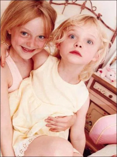 Elle (sa soeur, donc) est la seule autre enfant de la famille Fanning.