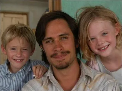 A quel couple de cinma Elle Fanning a-t-elle donn la rplique par deux fois dj, en jouant dans les films 'Babel' et 'L'Etrange Histoire de Benjamin Button' ?