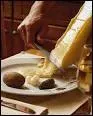 A part la fondue, quelle autre recette au fromage est servie en Suisse ?