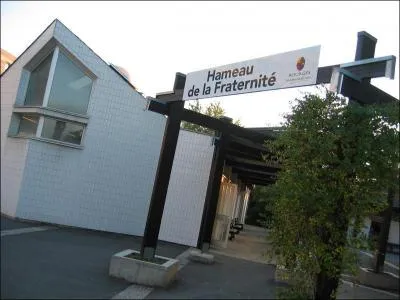 Le hameau de la fraternit,  Bourges, a ft son anniversaire. Quel ge a-t-il ?