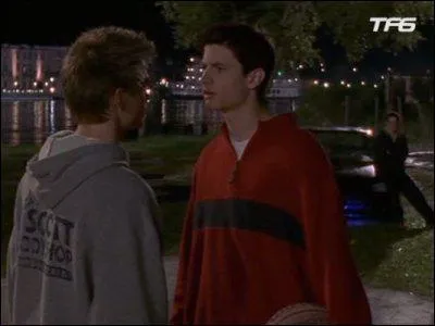 Dans la saison 1, avec qui est Nathan Scott ?