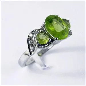 Quelle pierre est sertie sur cette bague ?