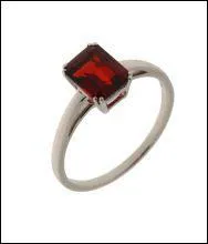 Quelle pierre est sertie sur cette bague ?