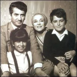 Quel est le nom de cette srie qui runit Micheline Presle et Daniel Glin ?