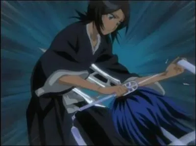 Qui tient cette lance qui transperce Rukia ?