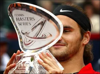 Au Masters de Hambourg 2002, contre quel membre du top ten s'imposa-t-il en finale ?