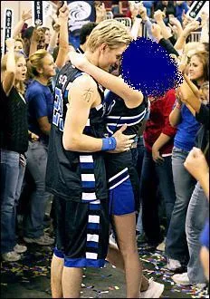 Quelle fille embrasse Lucas ?