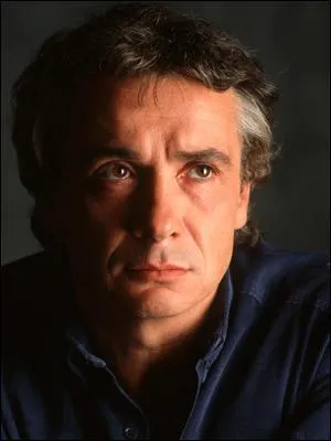 N le 26 janvier 1947, chanteur fameux, interprte de 'La Maladie d'amour'. C'est ...