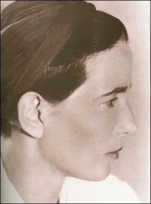 Ne le 7 janvier 1908, philosophe, romancire et essayiste, compagne de Jean-Paul Sartre. C'est...