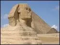 Cet difice clbre n'est autre que le Sphynx de Guizeh en Egypte. Mais que voit-on  l'arrre-plan ?