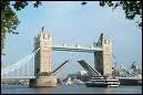 Le Tower Bridge de Londres surplombe la Tamise. Il est quip d'un pont-levis qui permet le passage des bateaux de fort tonnage
