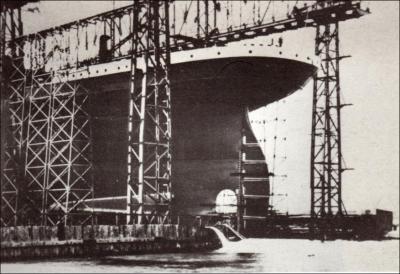 Le Titanic, le plus gigantesque paquebot jamais construit à l'époque, mesurait :