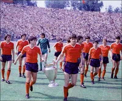 Faire que le prsident de votre club soit le frre du dictateur local. Pas vident, mais efficace. Cette situation aida grandement ce club  rester invaincu 104 matchs d'affile entre 1986 et 1989...